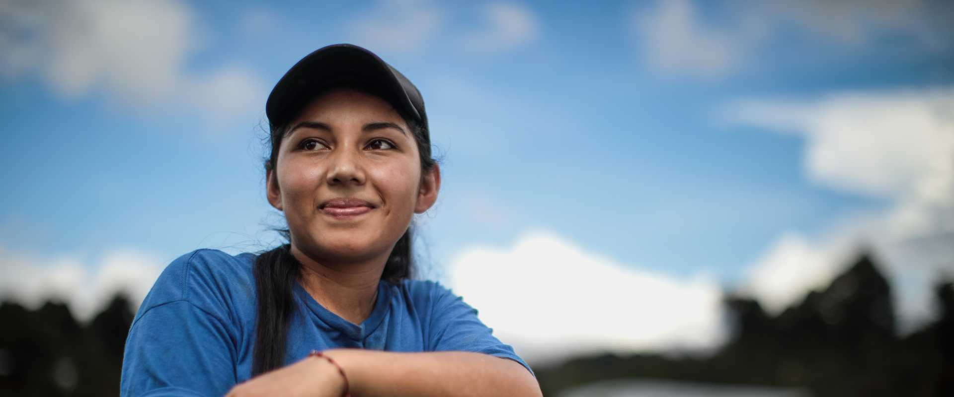 Photo de Flor de María Ramos, jeune agricultrice et mère célibataire du Salvador.